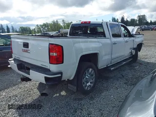 2019 GMC Sierra 2500HD Denali z VIN 1GT12SEY3KF269442, wystawiony jako IAAI lot #42231991 z przebiegiem 75 172 mil mil oraz . Historia ofert i sprzedaży dostępna na DreamBid. Obrazek 4.