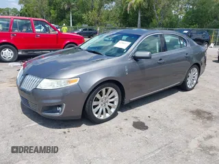 2011 Lincoln MKS z VIN 1LNHL9DR7BG611611, wystawiony jako IAAI lot #42281272 z przebiegiem 160 054 mil mil oraz . Historia ofert i sprzedaży dostępna na DreamBid. Obrazek 2.