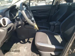 2023 Nissan Versa SV z VIN 3N1CN8EV5PL838140, wystawiony jako Copart lot #54653655 z przebiegiem 53 664 mil mil oraz Szkody całkowita. Historia ofert i sprzedaży dostępna na DreamBid. Obrazek 7.