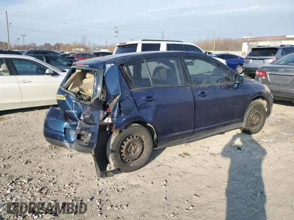 2007 Nissan Versa SL z VIN 3N1BC13E87L368908, wystawiony jako Copart lot #83246334 z przebiegiem Nie podano mil oraz Nie do naprawy • Non repairable. Historia ofert i sprzedaży dostępna na DreamBid. Obrazek 3.