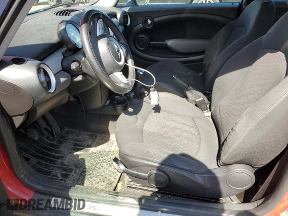 2010 MINI Clubman z VIN WMWML3C52ATX51812, wystawiony jako Copart lot #51457635 z przebiegiem 84 719 mil mil oraz Szkoda całkowita • Salvage title. Historia ofert i sprzedaży dostępna na DreamBid. Obrazek 7.