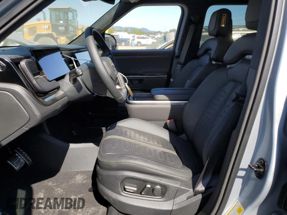 2023 Rivian R1T Adventure z VIN 7FCTGBAA0PN025046, wystawiony jako Copart lot #62502274 z przebiegiem 1385 mil mil oraz Szkody całkowita. Historia ofert i sprzedaży dostępna na DreamBid. Obrazek 7.