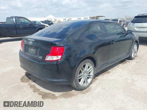 2013 Scion tC z VIN JTKJF5C71D3054459, wystawiony jako IAAI lot #41776311 z przebiegiem 151 893 mil mil oraz . Historia ofert i sprzedaży dostępna na DreamBid. Obrazek 4.