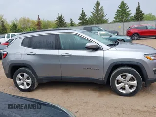 2017 Jeep Compass Latitude z VIN 3C4NJDBB8HT693164, wystawiony jako IAAI lot #42256210 z przebiegiem 52 130 mil mil oraz . Historia ofert i sprzedaży dostępna na DreamBid. Obrazek 13.