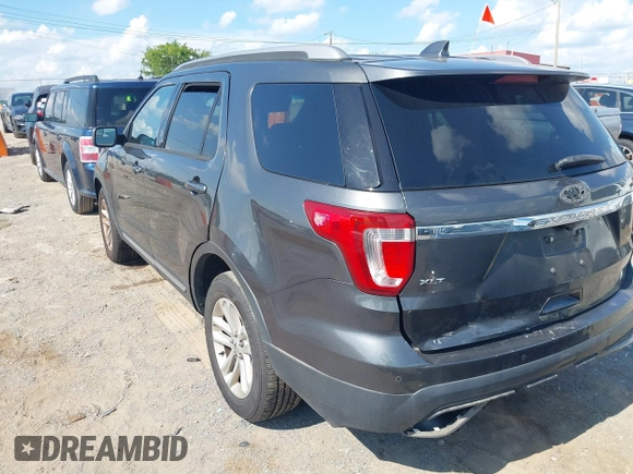 2017 Ford Explorer XLT z VIN 1FM5K7D85HGA07243, wystawiony jako IAAI lot #42672521 z przebiegiem 214 644 mil mil oraz . Historia ofert i sprzedaży dostępna na DreamBid. Obrazek 3.