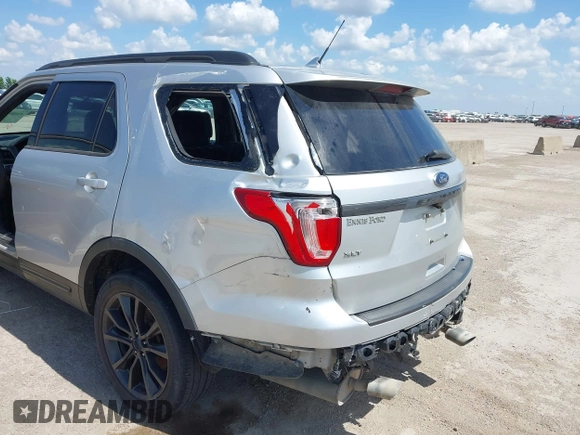 2018 Ford Explorer XLT z VIN 1FM5K7D87JGA54926, wystawiony jako IAAI lot #42088449 z przebiegiem 247 391 mil mil oraz . Historia ofert i sprzedaży dostępna na DreamBid. Obrazek 6.