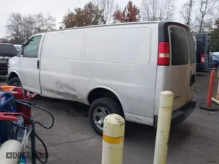 2008 GMC Savana Cargo Van with VIN 1GTGG25CX81235617, listed as a IAAI auction lot 41353274 with 209,888 mi miles. Bid and sale history available at carsss.com. Image 3.