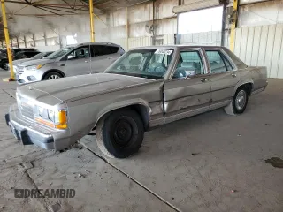 1990 Ford Crown Victoria z VIN 2FACP73F9LX166174, wystawiony jako Copart lot #76043234 z przebiegiem 52 545 mil mil oraz Szkoda całkowita • Salvage title. Historia ofert i sprzedaży dostępna na DreamBid. Obrazek 1.