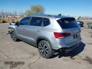 2024 Volkswagen Taos SE z VIN 3VVEX7B21RM001601, wystawiony jako IAAI lot #41406215 z przebiegiem 8 557 mil mil oraz . Historia ofert i sprzedaży dostępna na DreamBid. Obrazek 3.