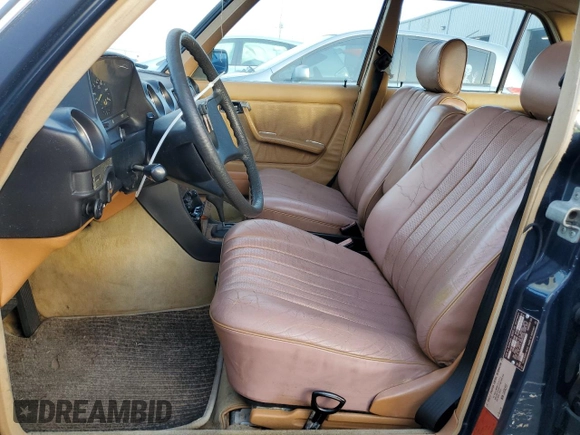 1983 Mercedes-Benz 300 D z VIN WDBAB33A8DB025998, wystawiony jako Copart lot #79548214 z przebiegiem 232 276 mil mil oraz Czysty tytuł • Clean title. Historia ofert i sprzedaży dostępna na DreamBid. Obrazek 7.