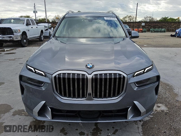 2024 BMW X7 xDrive40i z VIN 5UX23EM08R9V48892, wystawiony jako Copart lot #56059665 z przebiegiem 28 430 mil mil oraz Tytuł czysty. Historia ofert i sprzedaży dostępna na DreamBid. Obrazek 5.
