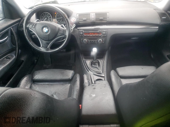 2011 BMW 1 Series 128i z VIN WBAUP9C56BVL89657, wystawiony jako Copart lot #45222005 z przebiegiem 164 686 mil mil oraz Szkody całkowita. Historia ofert i sprzedaży dostępna na DreamBid. Obrazek 8.