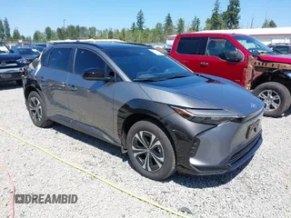 2024 Toyota bZ4X XLE z VIN JTMABACA5RA070254, wystawiony jako IAAI lot #42427736 z przebiegiem 5 718 mil mil oraz . Historia ofert i sprzedaży dostępna na DreamBid. Obrazek 1.