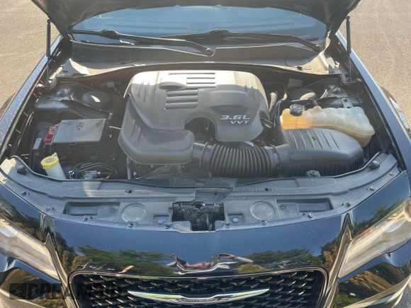 2018 Chrysler 300 S z VIN 2C3CCABG5JH313938, wystawiony jako Copart lot #60175405 z przebiegiem 122 155 mil mil oraz Szkoda całkowita • Salvage title. Historia ofert i sprzedaży dostępna na DreamBid. Obrazek 7.