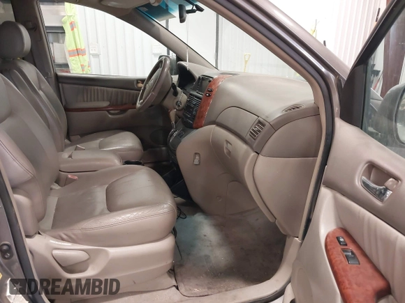 2004 Toyota Sienna XLE with VIN 5TDBA22C04S013522, listed as a IAAI auction lot 41918769 with 232,069 mi miles. Bid and sale history available at carsss.com. Image 5.
