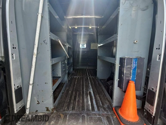 2017 Ford Transit Cargo z VIN 1FTYE1CMXHKA48291, wystawiony jako IAAI lot #42731289 z przebiegiem 142 973 mil mil oraz . Historia ofert i sprzedaży dostępna na DreamBid. Obrazek 6.