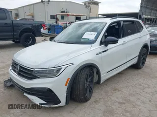 2024 Volkswagen Tiguan SE R-Line Black z VIN 3VVCB7AX3RM111987, wystawiony jako IAAI lot #42148019 z przebiegiem 6 455 mil mil oraz . Historia ofert i sprzedaży dostępna na DreamBid. Obrazek 17.