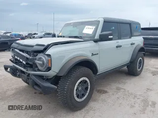 2022 Ford Bronco z VIN 1FMEE5DP3NLB31811, wystawiony jako IAAI lot #42303650 z przebiegiem 43 636 mil mil oraz . Historia ofert i sprzedaży dostępna na DreamBid. Obrazek 2.