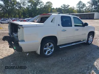 2013 Chevrolet Avalanche LTZ with VIN 3GNTKGE73DG377940, listed as a IAAI auction lot 40379669 with 91,815 mi miles. Bid and sale history available at carsss.com. Image 4.