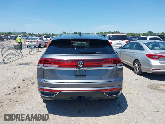 2024 Volkswagen Atlas SE z VIN 1V2JE2CA2RC217260, wystawiony jako IAAI lot #42178259 z przebiegiem 30 640 mil mil oraz . Historia ofert i sprzedaży dostępna na DreamBid. Obrazek 16.