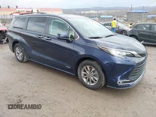 2021 Toyota Sienna XLE with VIN 5TDJSKFC0MS015340, listed as a IAAI auction lot 41683182 with 47,047 mi miles. Bid and sale history available at carsss.com. Image 1.