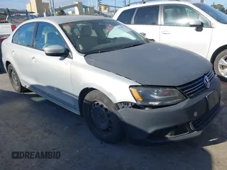 2011 Volkswagen Jetta SE z VIN 3VWDZ7AJ1BM004398, wystawiony jako IAAI lot #41894972 z przebiegiem 224 136 mil mil oraz . Historia ofert i sprzedaży dostępna na DreamBid. Obrazek 1.