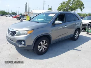 2012 Kia Sorento LX z VIN 5XYKT3A69CG214682, wystawiony jako IAAI lot #42243166 z przebiegiem 125 323 mil mil oraz . Historia ofert i sprzedaży dostępna na DreamBid. Obrazek 2.