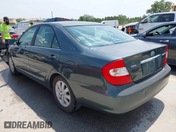 2002 Toyota Camry LE z VIN 4T1BE30KX2U591037, wystawiony jako IAAI lot #42077641 z przebiegiem 86 569 mil mil oraz . Historia ofert i sprzedaży dostępna na DreamBid. Obrazek 3.