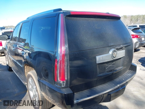2008 Cadillac Escalade with VIN 1GYEC63828R134754, listed as a IAAI auction lot 41637495 with 228,755 mi miles. Bid and sale history available at carsss.com. Image 3.