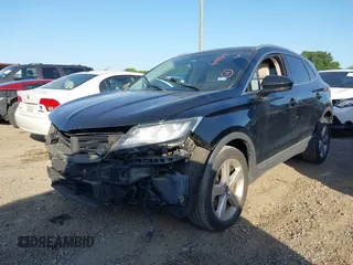 2017 Lincoln MKC Premiere z VIN 5LMCJ1C96HUL33651, wystawiony jako IAAI lot #41999911 z przebiegiem 114 723 mil mil oraz . Historia ofert i sprzedaży dostępna na DreamBid. Obrazek 2.