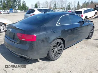 2013 Audi S5 Premium Plus z VIN WAUCGAFR5DA034713, wystawiony jako IAAI lot #41888979 z przebiegiem 81 180 mil mil oraz . Historia ofert i sprzedaży dostępna na DreamBid. Obrazek 4.