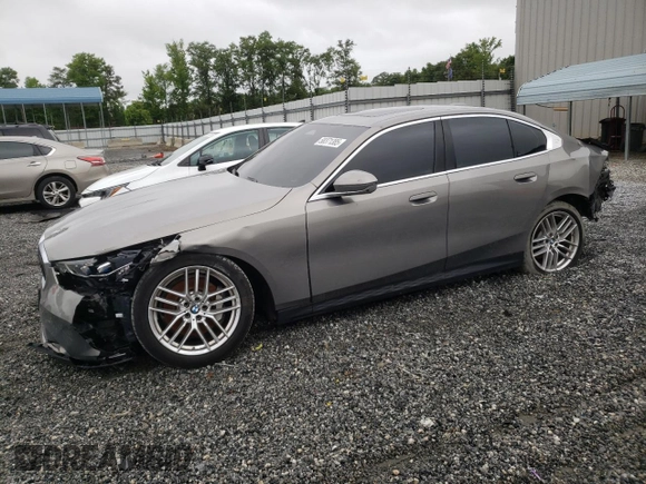 2024 BMW 5 Series 530i xDrive z VIN WBA53FJ09RCS08708, wystawiony jako Copart lot #58371385 z przebiegiem 23 265 mil mil oraz Szkoda całkowita • Salvage title. Historia ofert i sprzedaży dostępna na DreamBid. Obrazek 1.