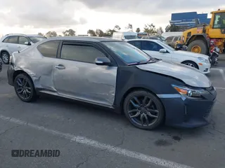 2014 Scion tC z VIN JTKJF5C79E3073875, wystawiony jako IAAI lot #41536021 z przebiegiem 158 154 mil mil oraz . Historia ofert i sprzedaży dostępna na DreamBid. Obrazek 13.