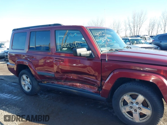 2008 Jeep Commander Sport z VIN 1J8HG48K08C180238, wystawiony jako IAAI lot #40725046 z przebiegiem 165 018 mil mil oraz . Historia ofert i sprzedaży dostępna na DreamBid. Obrazek 6.
