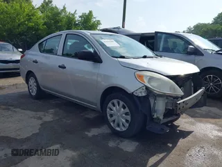 2012 Nissan Versa S z VIN 3N1CN7AP2CL857000, wystawiony jako IAAI lot #42564408 z przebiegiem 139 849 mil mil oraz . Historia ofert i sprzedaży dostępna na DreamBid. Obrazek 1.