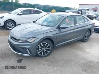 2025 Volkswagen Jetta SE с VIN 3VW7X7BU6SM085202, выставлен на аукционе IAAI как лот 42767432 с пробегом 1 009 миль миль и . История ставок и продаж доступна на DreamBid. Изображение 2.