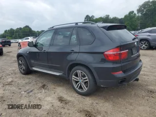 2013 BMW X5 xDrive50i z VIN 5UXZV8C53DL898918, wystawiony jako Copart lot #57604905 z przebiegiem 158 038 mil mil oraz Czysty tytuł • Clean title. Historia ofert i sprzedaży dostępna na DreamBid. Obrazek 2.