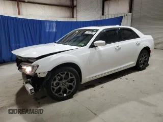 2015 Chrysler 300 S z VIN 2C3CCAGG3FH887647, wystawiony jako Copart lot #53786175 z przebiegiem 117 418 mil mil oraz Czysty tytuł • Clean title. Historia ofert i sprzedaży dostępna na DreamBid. Obrazek 1.