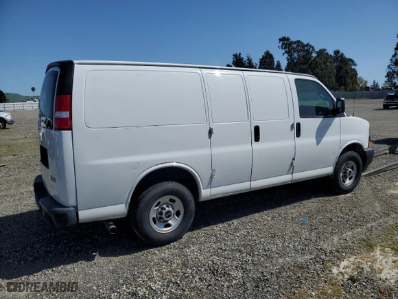 2019 GMC Savana Cargo Van with VIN 1GTW7AFG1K1246472, listed as a Copart auction lot 47945425 with 67,493 mi miles and Salvage Title. Bid and sale history available at carsss.com. Image 3.