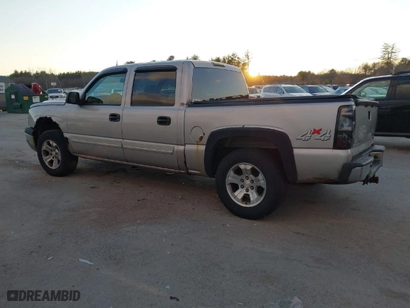 2004 Chevrolet Silverado 1500 Crew Cab LT with VIN 2GCEK13T241431946, listed as a IAAI auction lot 40905612 with 235,432 mi miles. Bid and sale history available at carsss.com. Image 3.