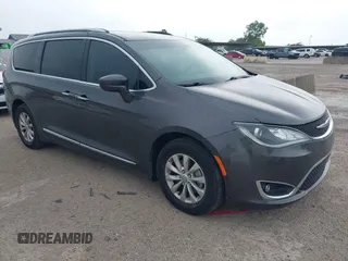 2018 Chrysler Pacifica Touring L z VIN 2C4RC1BG4JR119644, wystawiony jako IAAI lot #42297213 z przebiegiem 104 357 mil mil oraz . Historia ofert i sprzedaży dostępna na DreamBid. Obrazek 1.