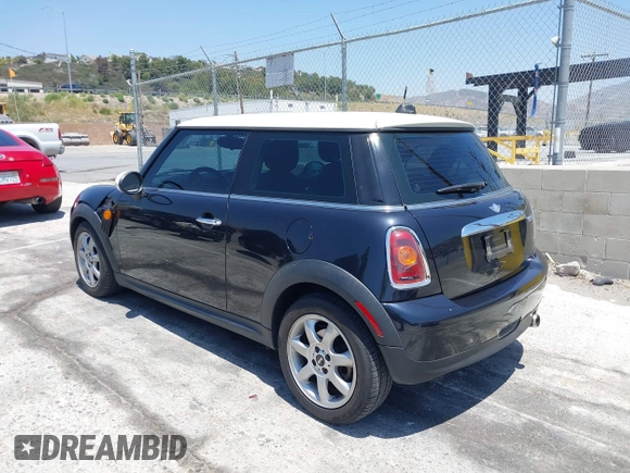 2008 MINI Hardtop z VIN WMWMF33528TT64971, wystawiony jako IAAI lot #42374839 z przebiegiem 119 385 mil mil oraz . Historia ofert i sprzedaży dostępna na DreamBid. Obrazek 3.