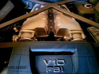 2021 Audi R8 z VIN WUAKBAFX4M7901384, wystawiony jako Copart lot #44935945 z przebiegiem 5 665 mil mil oraz Czysty tytuł • Clean title. Historia ofert i sprzedaży dostępna na DreamBid. Obrazek 7.
