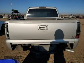 2006 GMC Sierra Denali z VIN 2GTEK63N561121615, wystawiony jako Copart lot #73488154 z przebiegiem 197 788 mil mil oraz Szkody całkowita. Historia ofert i sprzedaży dostępna na DreamBid. Obrazek 6.