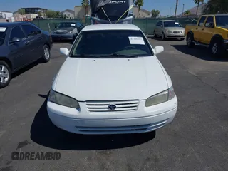 1999 Toyota Camry LE z VIN 4T1BG22K0XU904122, wystawiony jako IAAI lot #42305293 z przebiegiem 243 182 mil mil oraz . Historia ofert i sprzedaży dostępna na DreamBid. Obrazek 6.