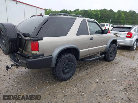 2001 Chevrolet Blazer LS z VIN 1GNCT18W11K246877, wystawiony jako IAAI lot #42375718 z przebiegiem 264 652 mil mil oraz . Historia ofert i sprzedaży dostępna na DreamBid. Obrazek 4.