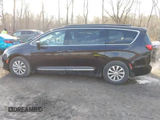 2017 Chrysler Pacifica Touring L z VIN 2C4RC1BG0HR526659, wystawiony jako IAAI lot #41752301 z przebiegiem 181 433 mil mil oraz . Historia ofert i sprzedaży dostępna na DreamBid. Obrazek 14.
