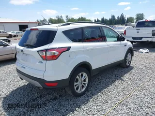 2018 Ford Escape SE z VIN 1FMCU9GD6JUB45046, wystawiony jako IAAI lot #42314262 z przebiegiem 107 962 mil mil oraz . Historia ofert i sprzedaży dostępna na DreamBid. Obrazek 4.