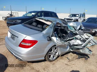 2012 Mercedes-Benz C 300 Sport z VIN WDDGF8BB6CA606174, wystawiony jako IAAI lot #41355411 z przebiegiem Nie podano mil oraz . Historia ofert i sprzedaży dostępna na DreamBid. Obrazek 4.