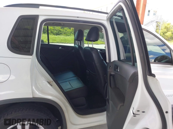 2015 Volkswagen Tiguan S z VIN WVGAV7AX5FW566666, wystawiony jako IAAI lot #40416569 z przebiegiem 76 846 mil mil oraz . Historia ofert i sprzedaży dostępna na DreamBid. Obrazek 8.